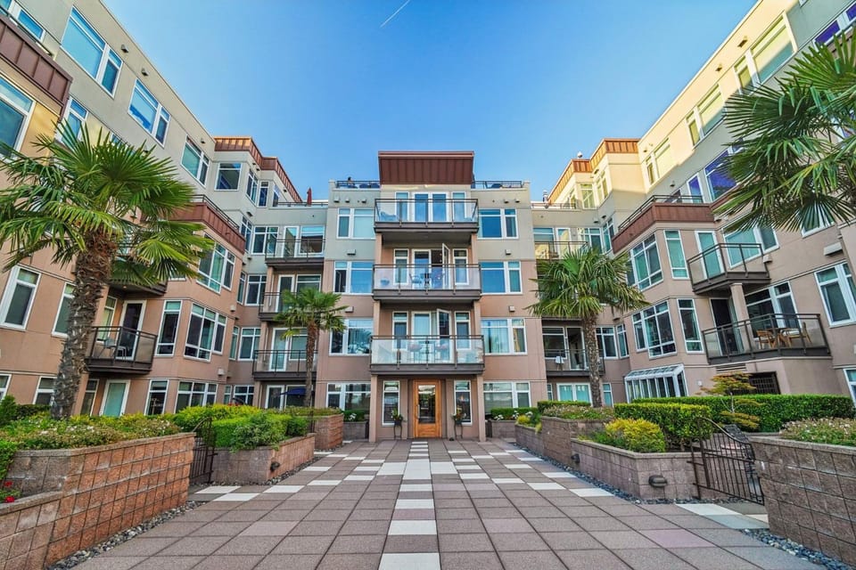 New Downtown 2 Beds, 2 Baths Waterfront Alaska 127 House in Pike Place Market