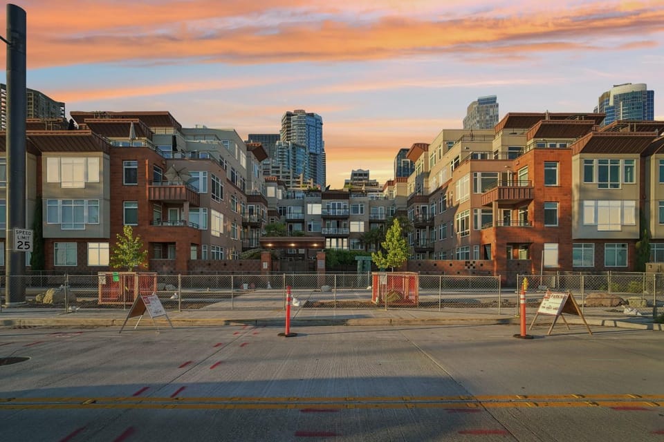 New Downtown 2 Beds, 2 Baths Waterfront Alaska 127 House in Pike Place Market