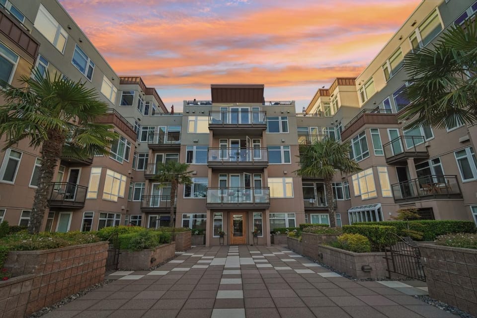 New Downtown 2 Beds, 2 Baths Waterfront Alaska 127 House in Pike Place Market