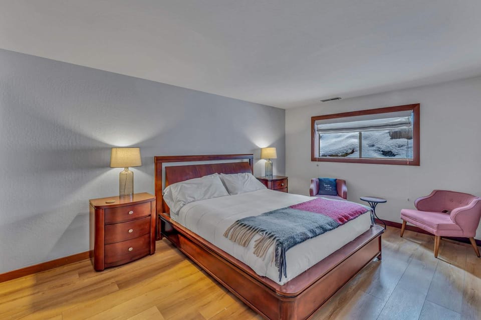 Chinquapin Condo Retreat - Walk to the Lake House in Dollar Point