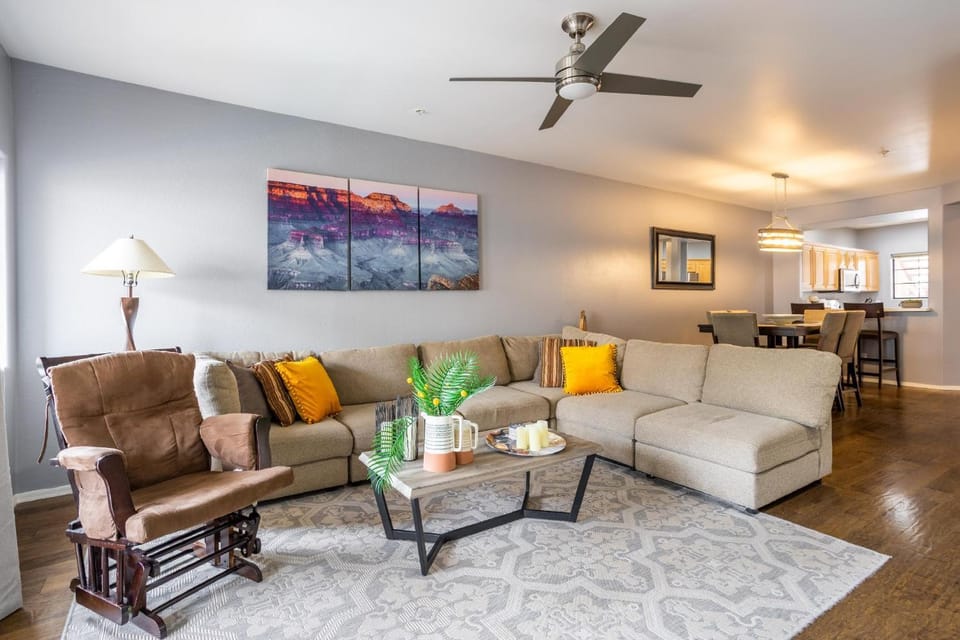 Saguaro Sunrise -Luxe Condo with Balcony & Pool House in Scottsdale