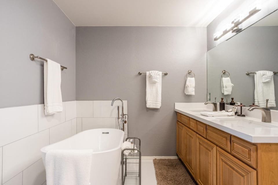 Saguaro Sunrise -Luxe Condo with Balcony & Pool House in Scottsdale