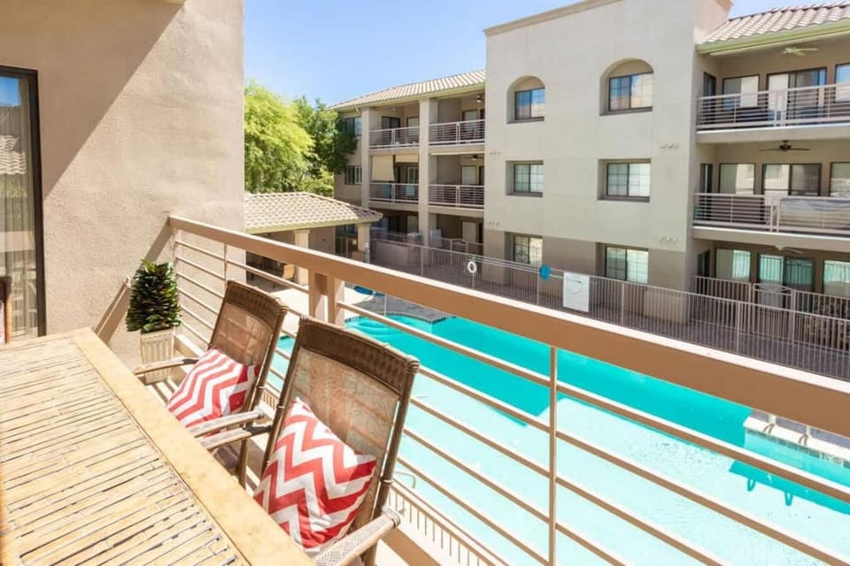 Saguaro Sunrise -Luxe Condo with Balcony & Pool House in Scottsdale