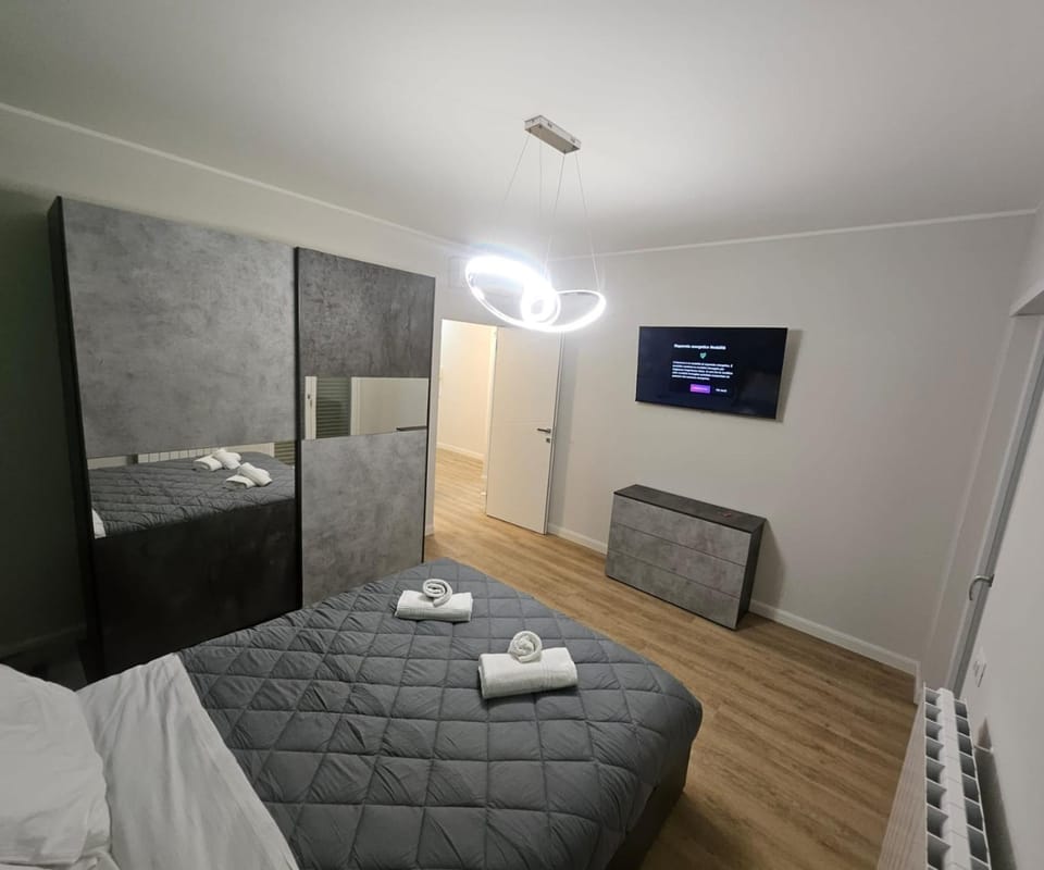 Bed, TV and multimedia, Photo of the whole room, Bedroom, towels, wardrobe