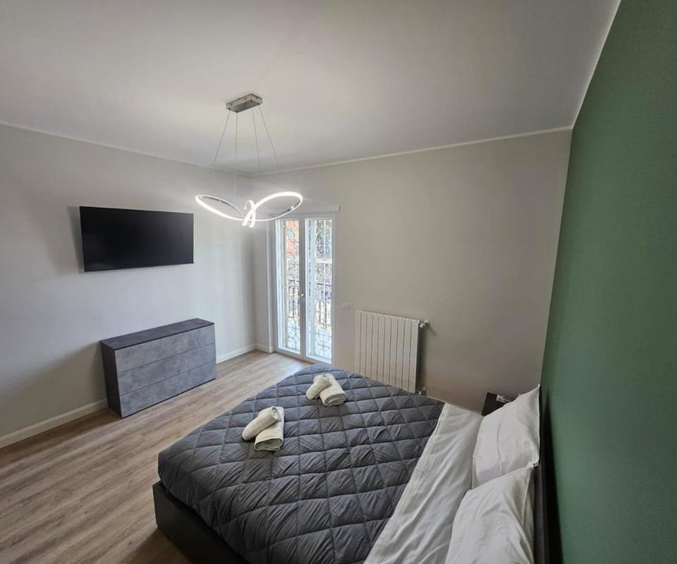 Bed, TV and multimedia, Bedroom, towels