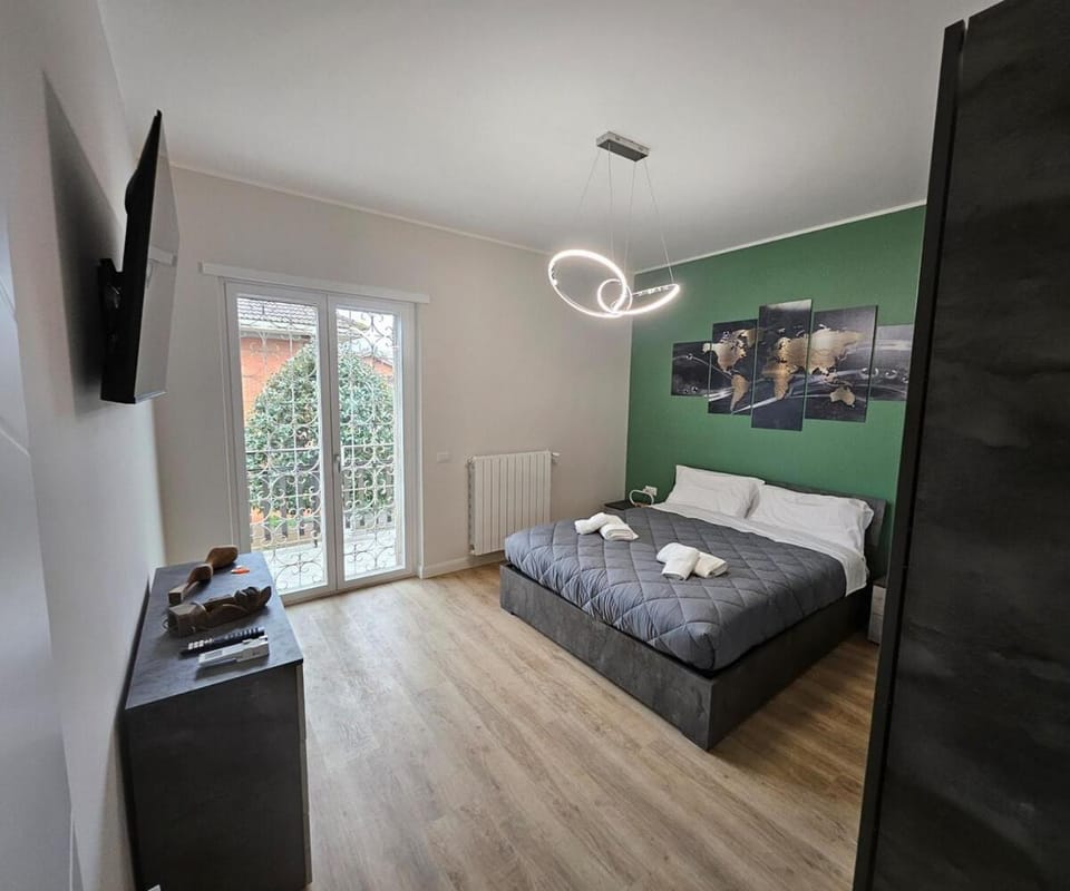 Bed, TV and multimedia, Photo of the whole room, Bedroom