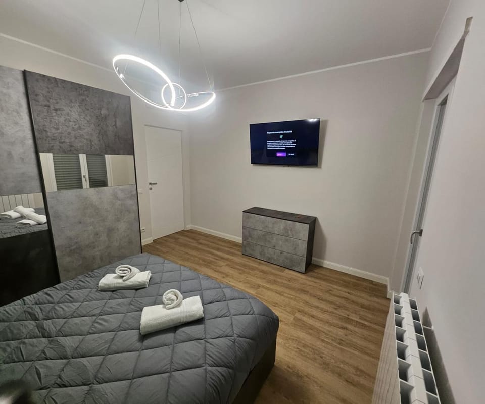 Bed, TV and multimedia, Photo of the whole room, Bedroom, towels, wardrobe