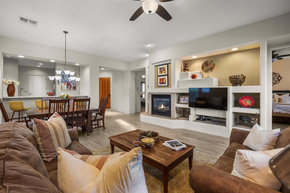 White Feather - Golf BBQ Patio Pool & Spa Access House in Pinnacle Peak