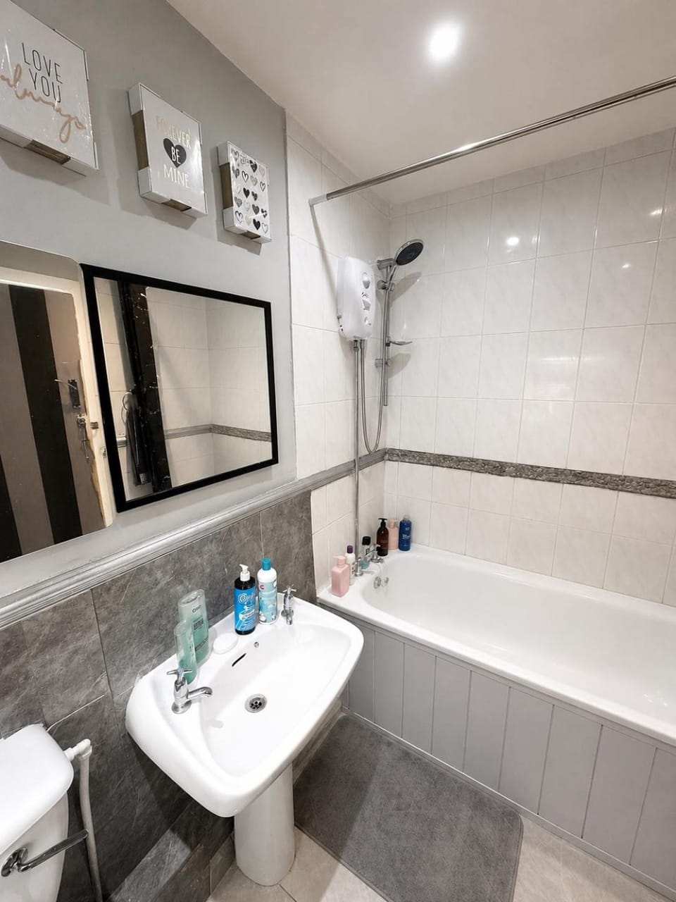Cozy & Stylish 3-Bed house Parking & 3 Smart TVs House in Liverpool