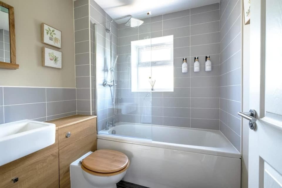 Ruskin Apartment near Bath - Free parking for 2 cars, great for professionals, contractors, relocators Apartment in Mendip District