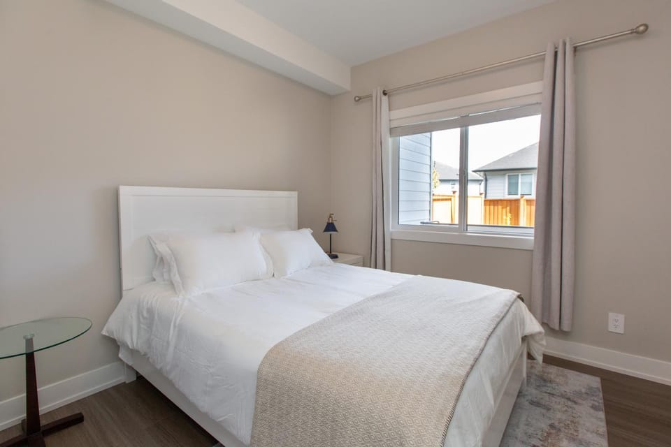 Cozy Garden Suite with Hot Tub and Perfectly Located Apartment in Cowichan Valley