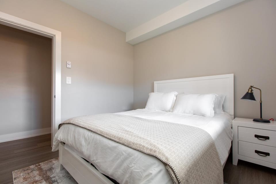 Cozy Garden Suite with Hot Tub and Perfectly Located Apartment in Cowichan Valley