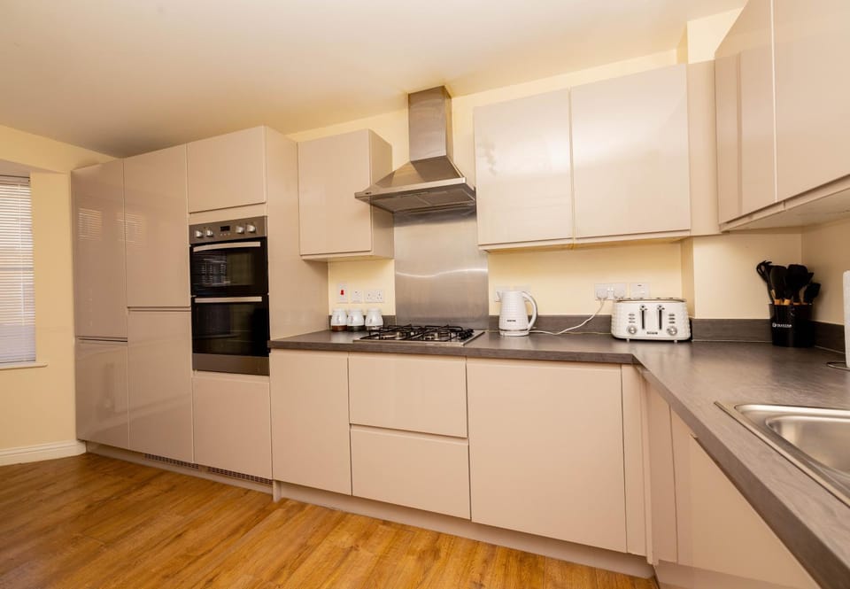 Kitchen or kitchenette, dishwasher, stove