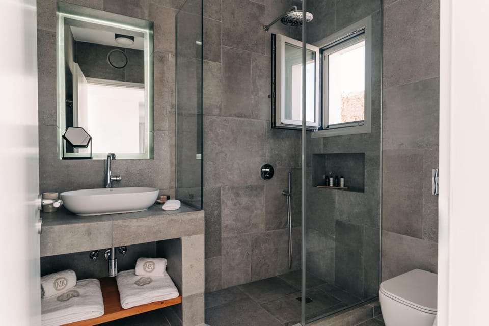 Shower, Toilet, Bathroom, towels