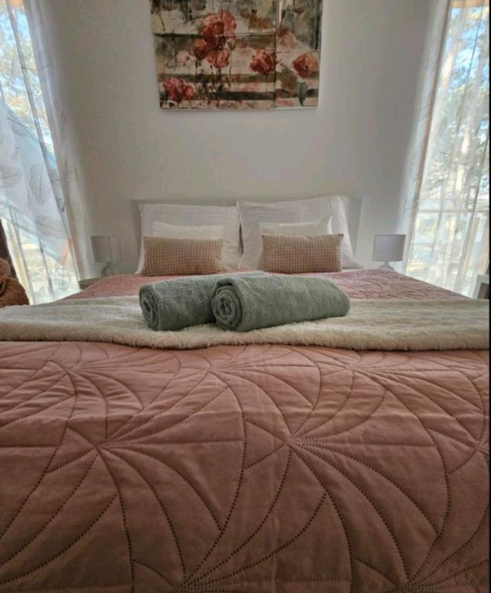 Bed, towels