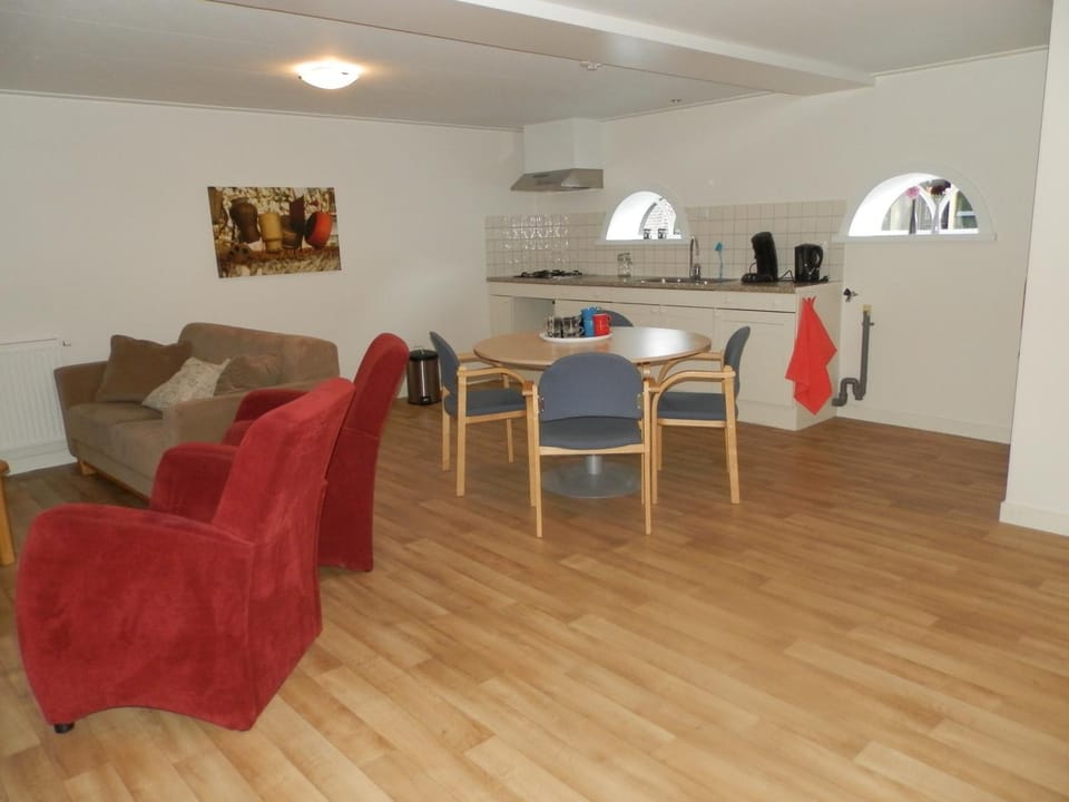 Coffee/tea facilities, Kitchen or kitchenette, Dining area