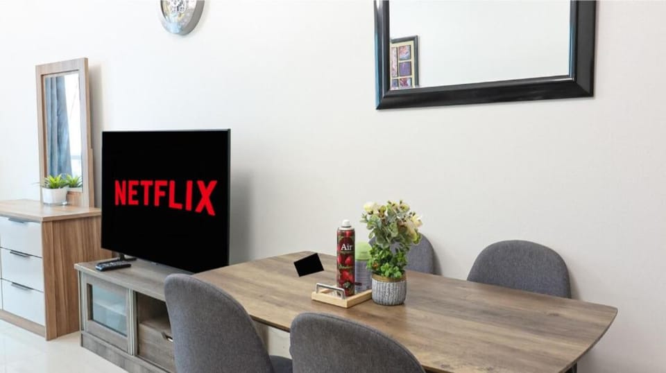 Communal lounge/ TV room, TV and multimedia, Dining area, Evening entertainment