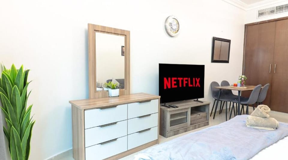 Communal lounge/ TV room, Bed, TV and multimedia, Photo of the whole room, Dining area, Evening entertainment, Bedroom, hair dresser, wardrobe