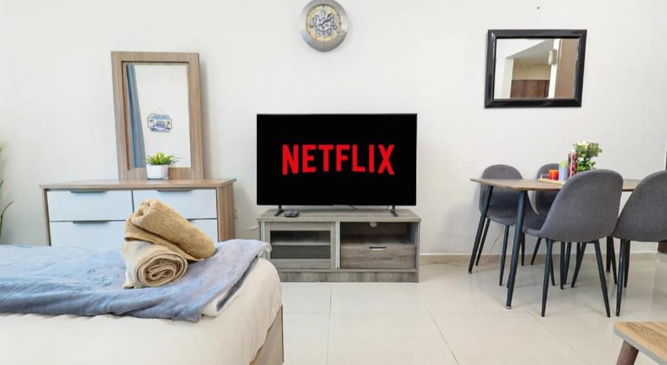 Communal lounge/ TV room, Bed, TV and multimedia, Living room, Seating area, Dining area, Evening entertainment, Bedroom