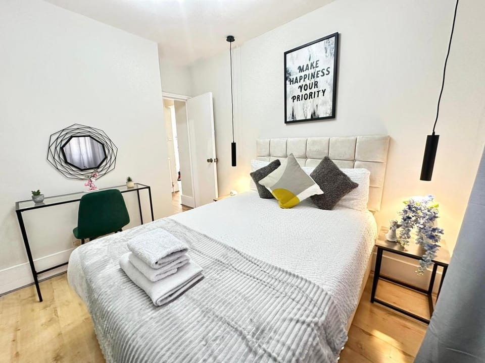 Bed, Photo of the whole room, Bedroom, towels