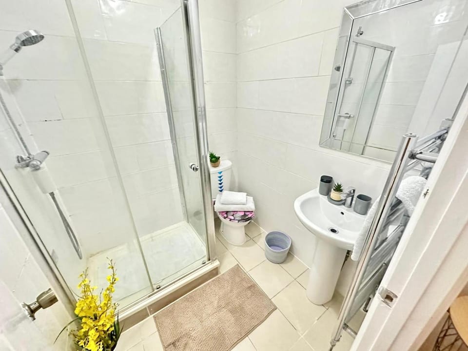 Shower, Toilet, towels