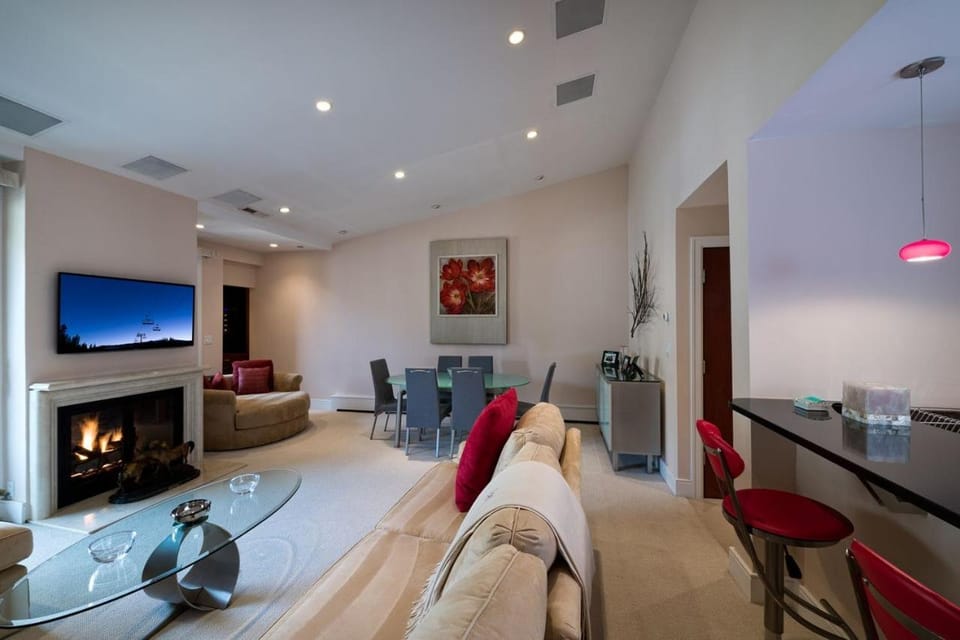 Vail Village 3 Bedroom Condo At The Covered Bridge - Pool, Hot Tub & More! Apartment in Vail