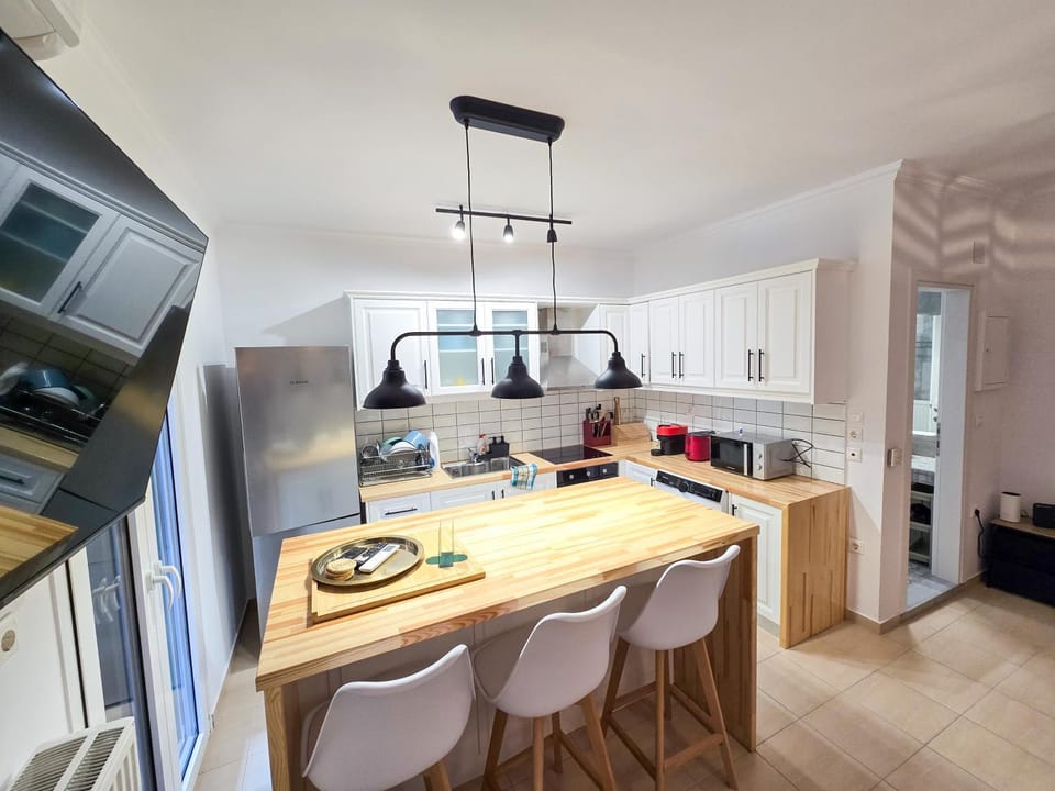 Kitchen or kitchenette, Dining area