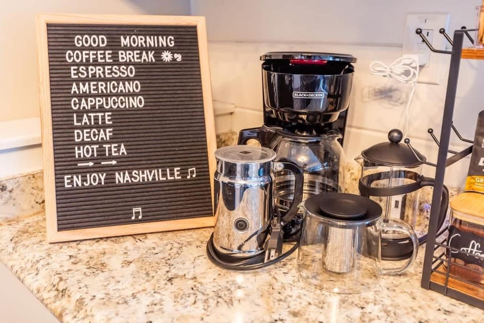 Sleeps 6-Full Kitchen-4 Beds-Big Couch-OfficeSpace Apartment in Nashville