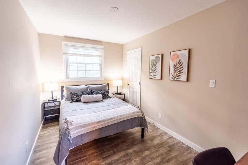 Sleeps 6-Full Kitchen-4 Beds-Big Couch-OfficeSpace Apartment in Nashville