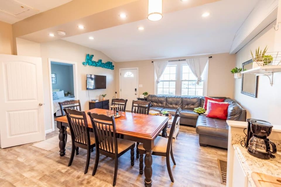7 Min drive to Broadway- Walkable Neighborhood House in Nashville
