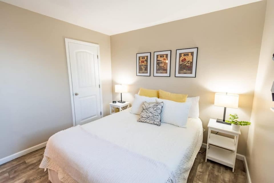 7 Min drive to Broadway- Walkable Neighborhood House in Nashville