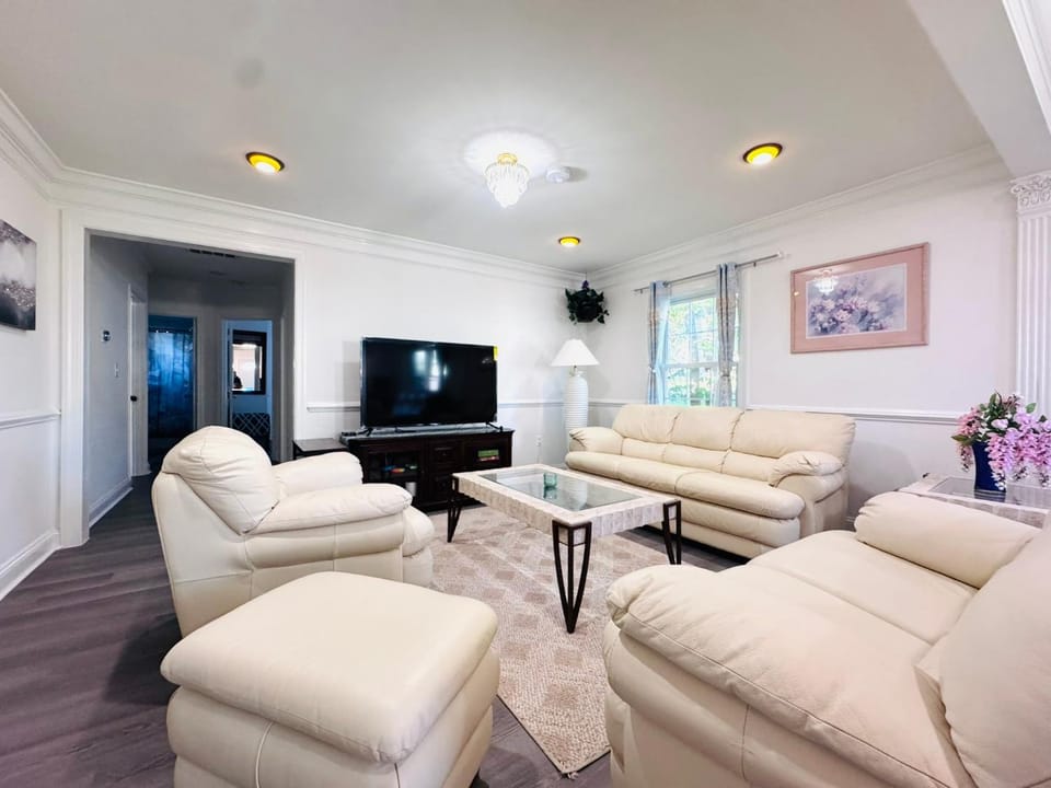 Entire Family-friendly 4 BR Cozy Unit , Metro walk Apartment in Rockville