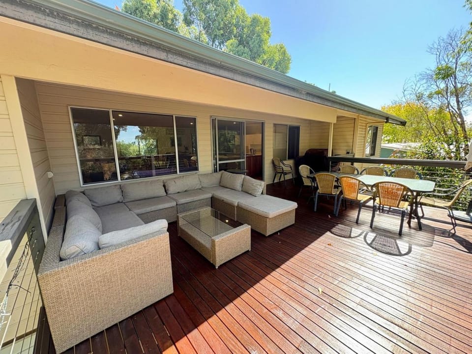 Property building, Patio, Balcony/Terrace, Seating area