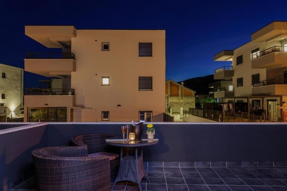 Balcony/Terrace, children, Family