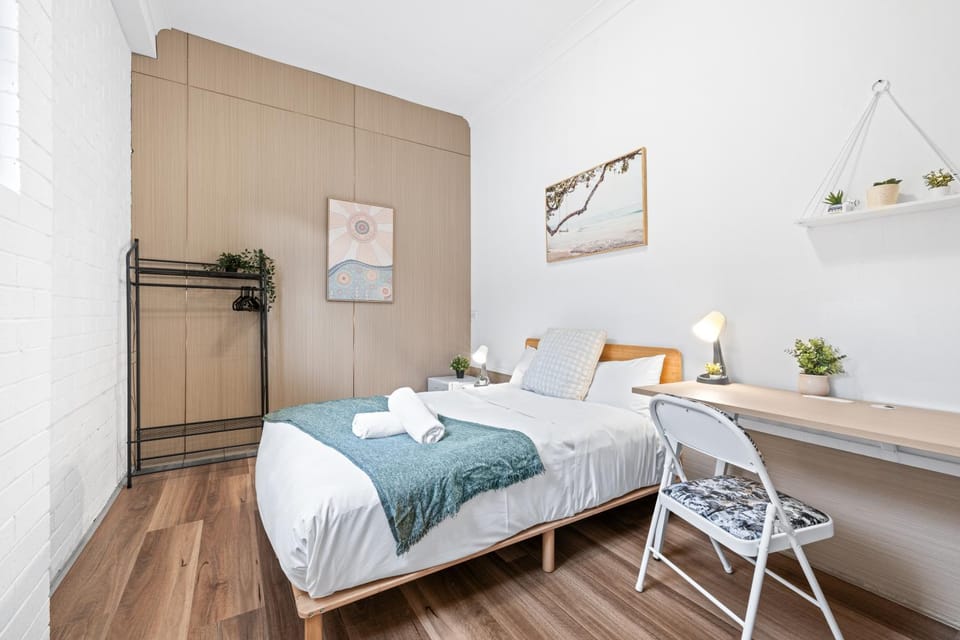 Comfy Double Room - Cozy and Well-Connected - Shared Bathroom Bed and Breakfast in Sydney