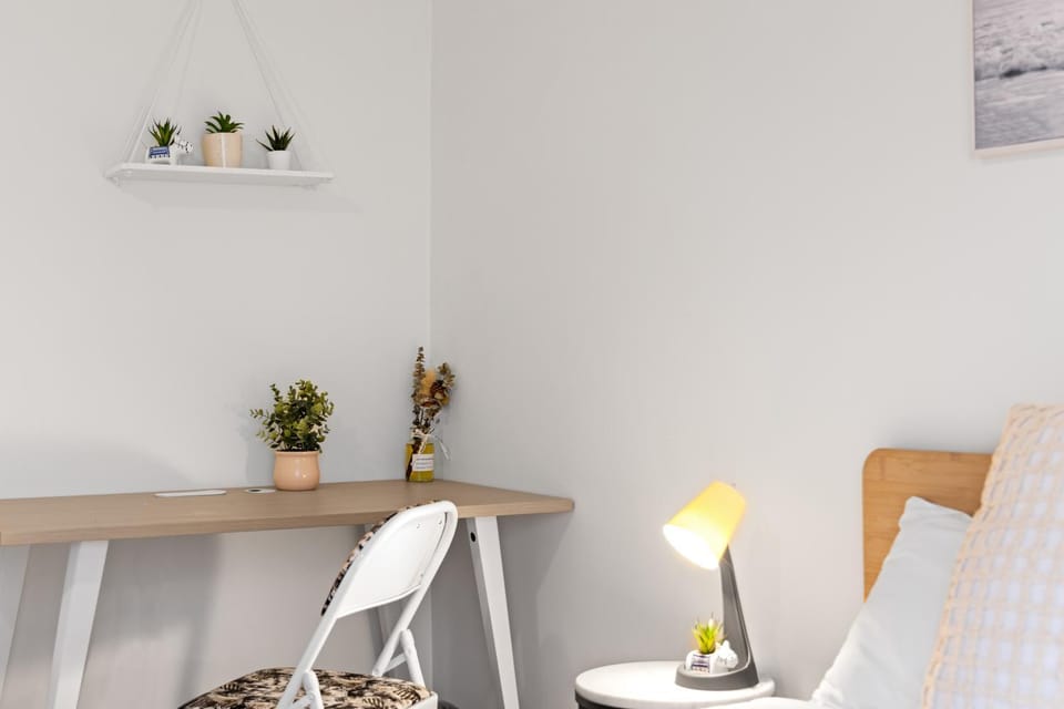 Comfy Double Room - Cozy and Well-Connected - Shared Bathroom Bed and Breakfast in Sydney