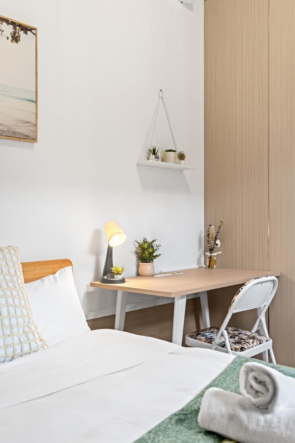 Comfy Double Room - Cozy and Well-Connected - Shared Bathroom Bed and Breakfast in Sydney
