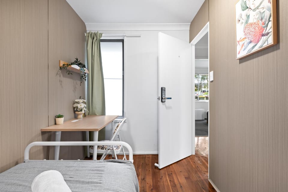 Single Room in Marayong - Centrally Located - Shared Bathroom Bed and Breakfast in Sydney
