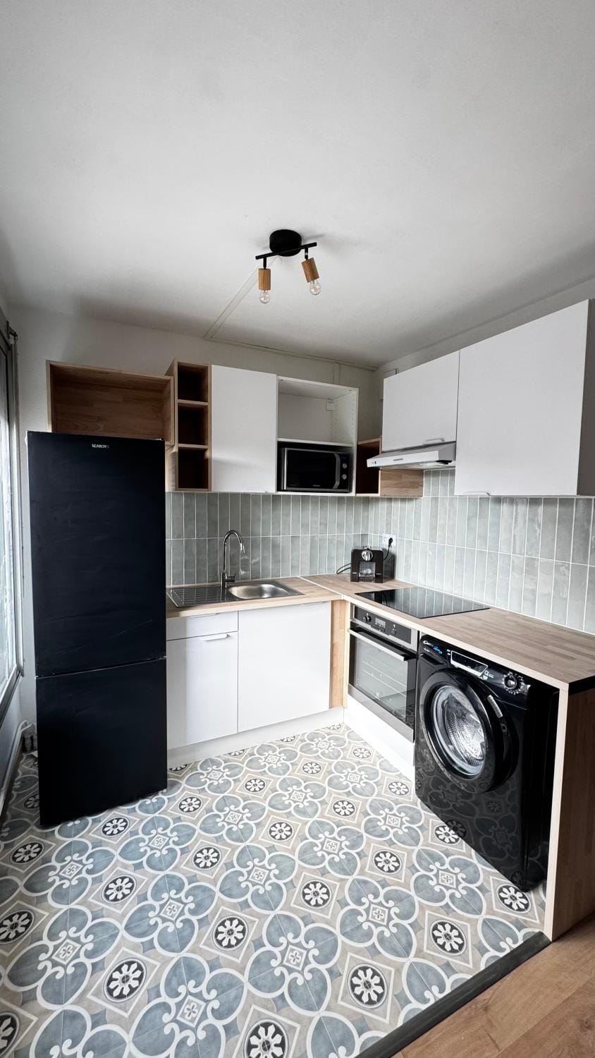 Kitchen or kitchenette, stove, washing machine