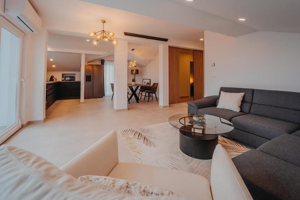 TV and multimedia, Kitchen or kitchenette, Living room, Seating area, Dining area