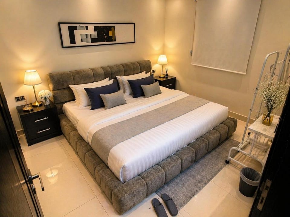 Bed, Living room, Photo of the whole room, Seating area, Bedroom
