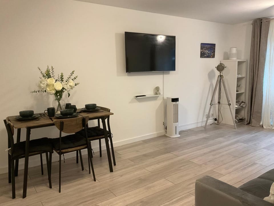 TV and multimedia, Living room, Dining area
