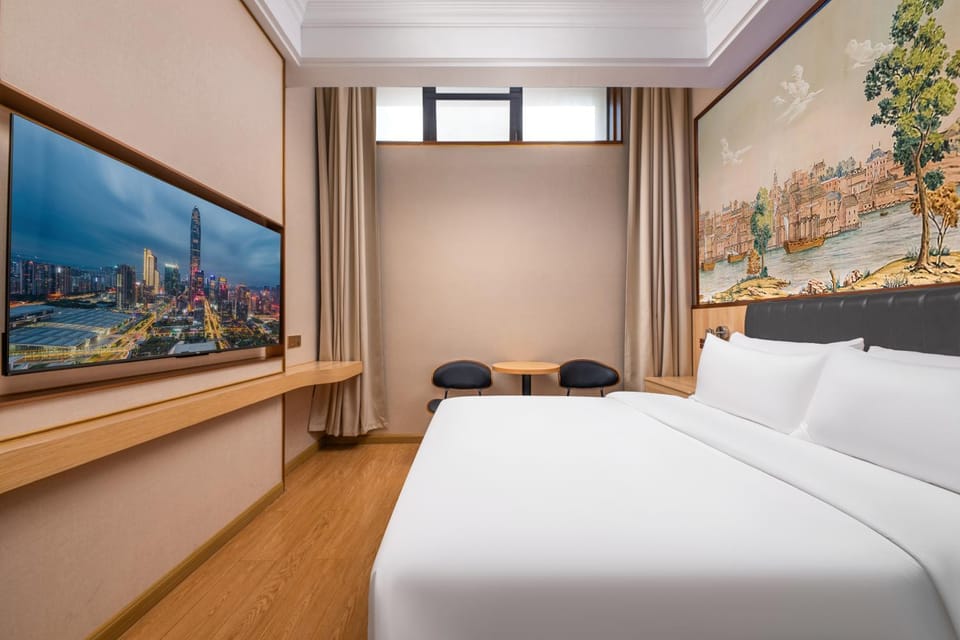Bed, TV and multimedia, Photo of the whole room, Bedroom