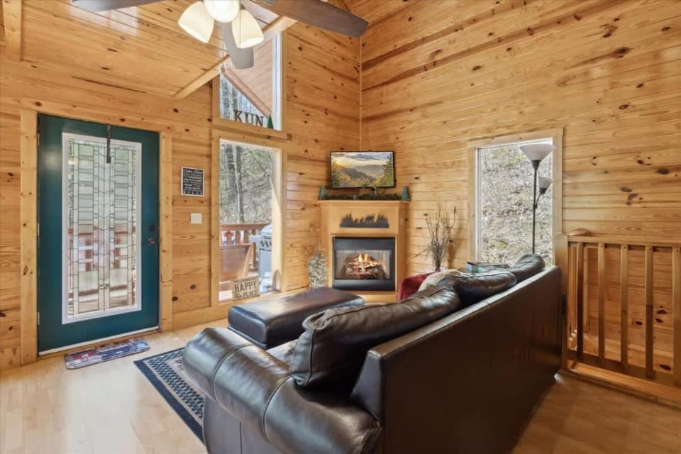 KunTree Cabin by Beyond Expectations w Hot Tub Cabin in Sevier County