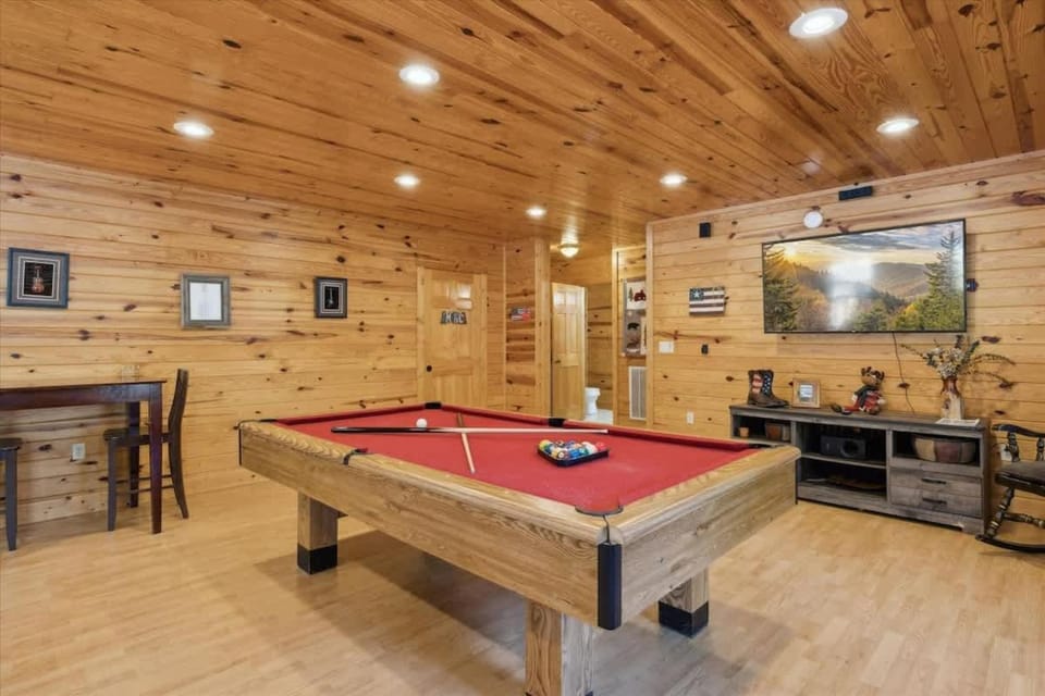 KunTree Cabin by Beyond Expectations w Hot Tub Cabin in Sevier County