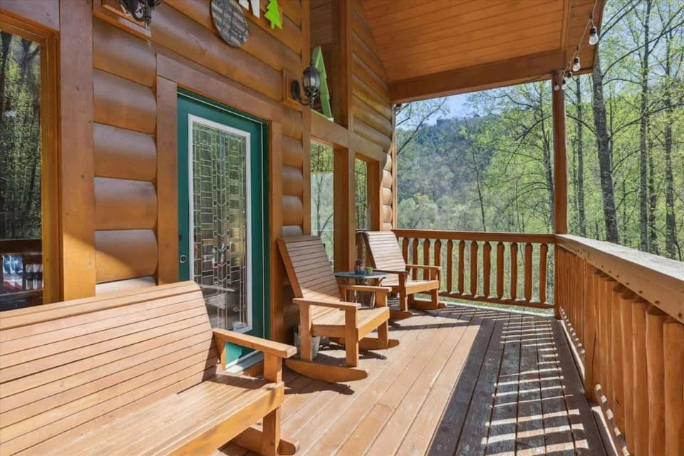 KunTree Cabin by Beyond Expectations w Hot Tub Cabin in Sevier County
