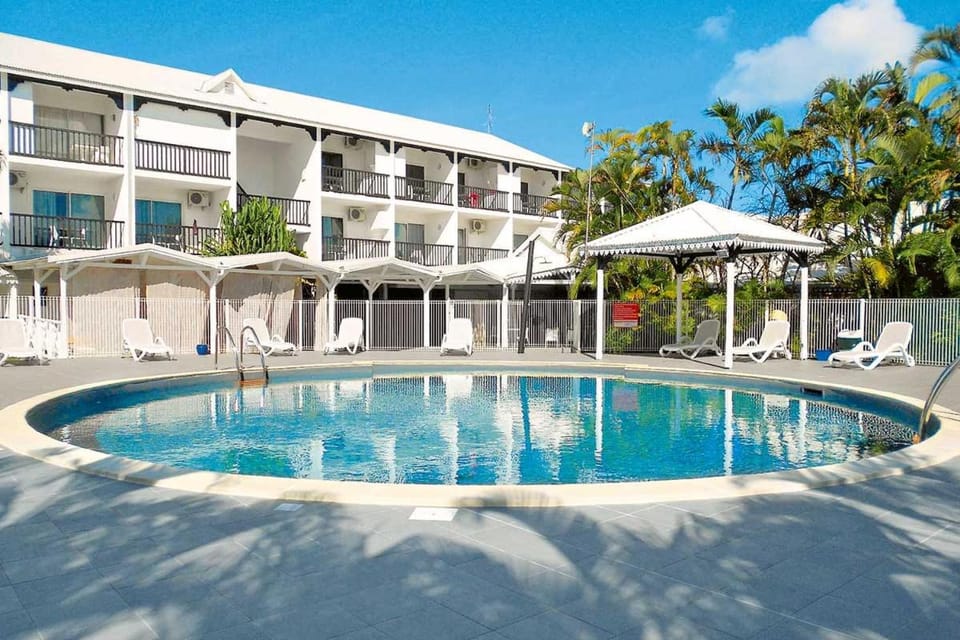 Pool view, Swimming pool, sunbed
