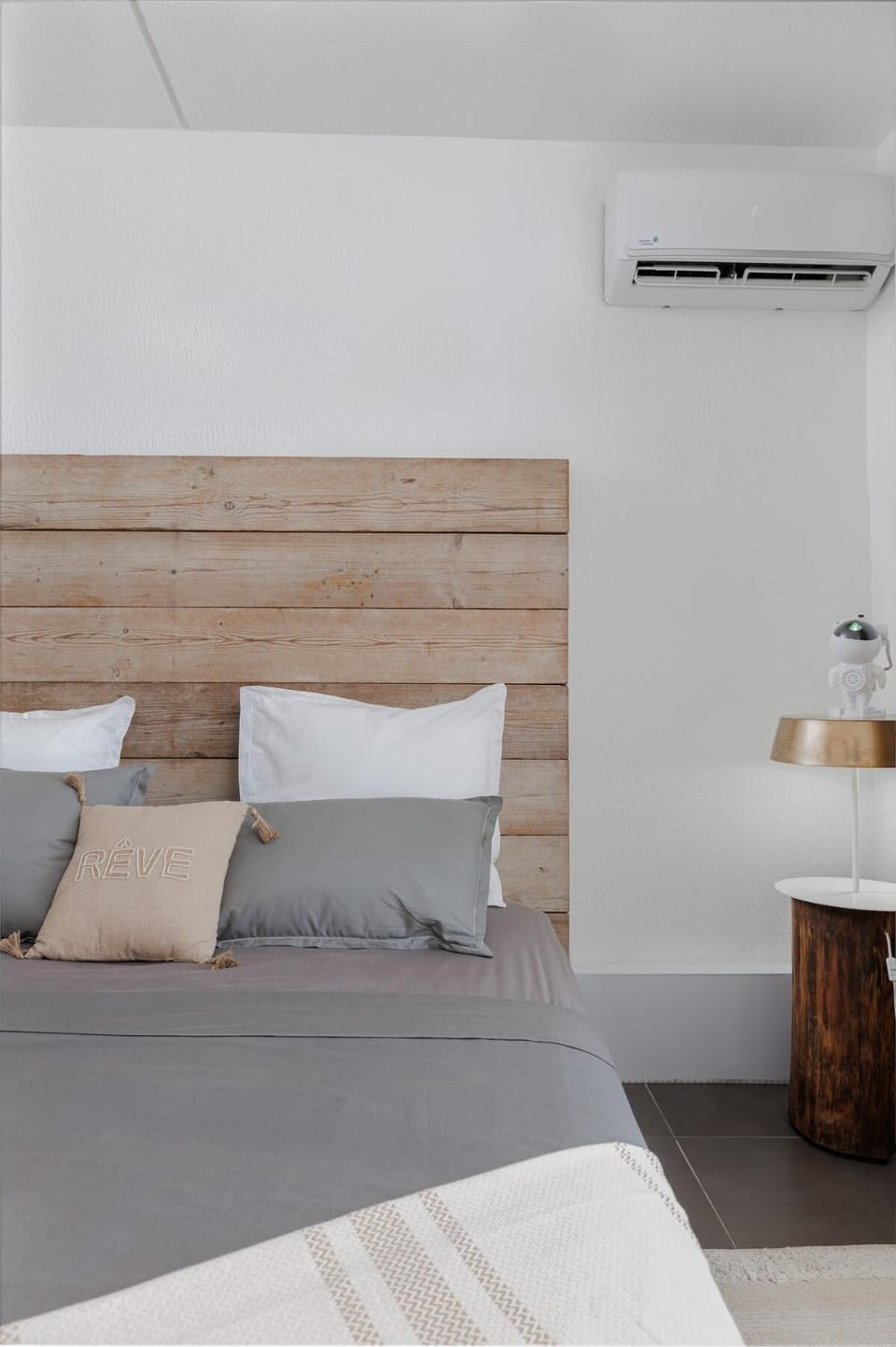 Bed, air conditioner