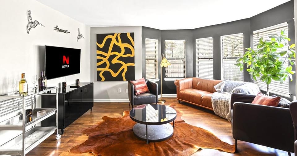 TV and multimedia, Living room, Seating area, Evening entertainment