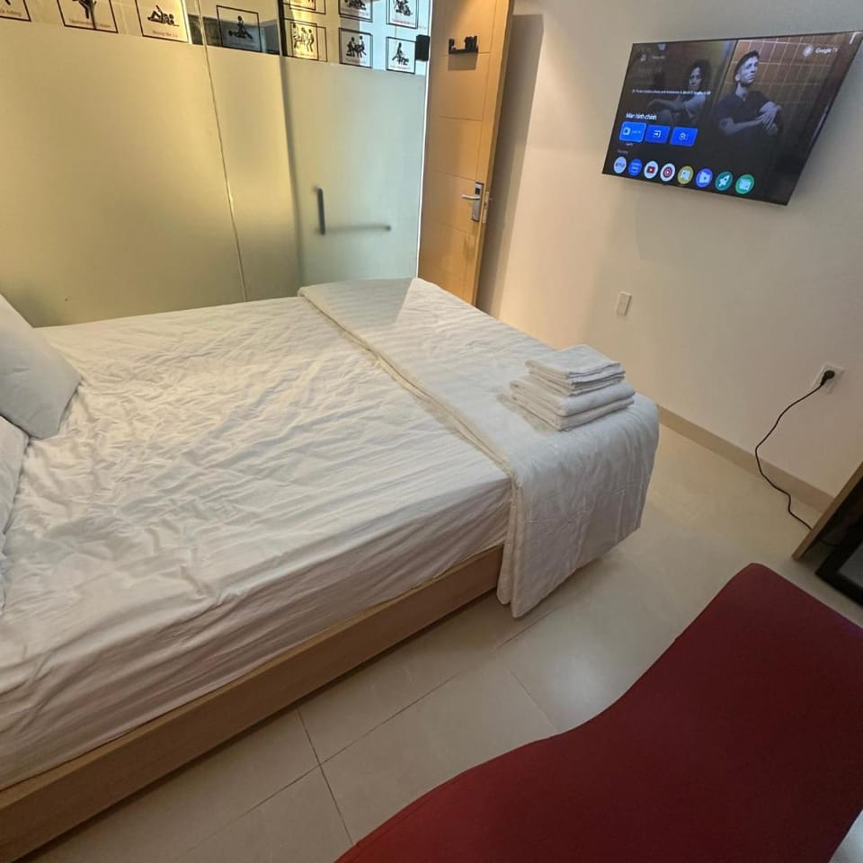 Bed, TV and multimedia, Photo of the whole room, Bedroom